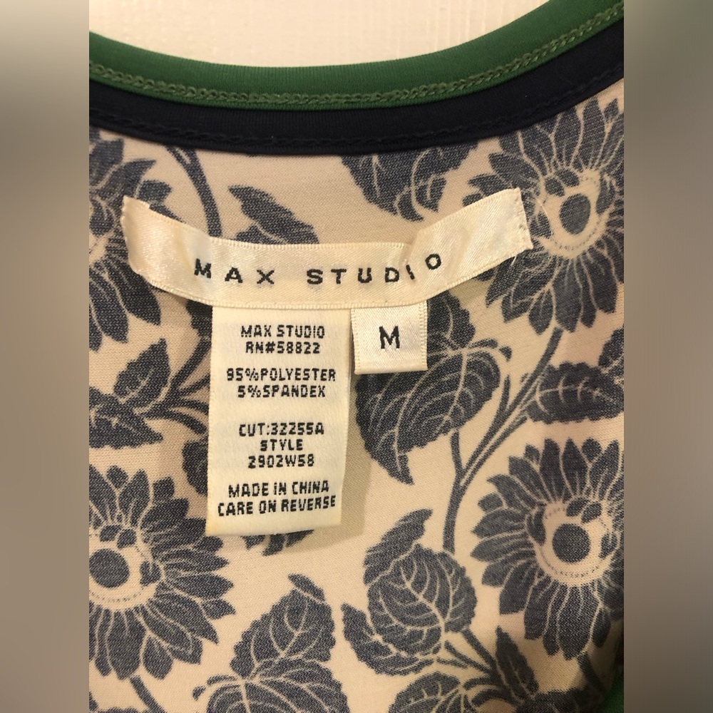 Floral Sleeveless Dress Max Studio. Navy and White with green - Picture 4 of 5